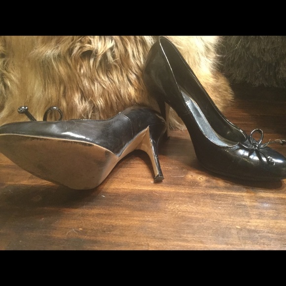 White House Black Market pumps w/bow detail. - Picture 2 of 4